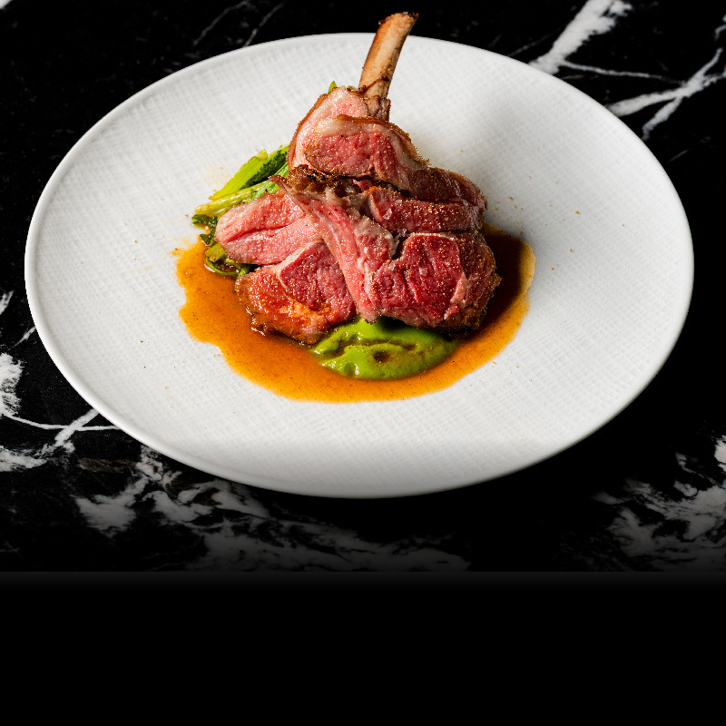 仔羊のロースト　グリーンピースピューレとジュを添えて