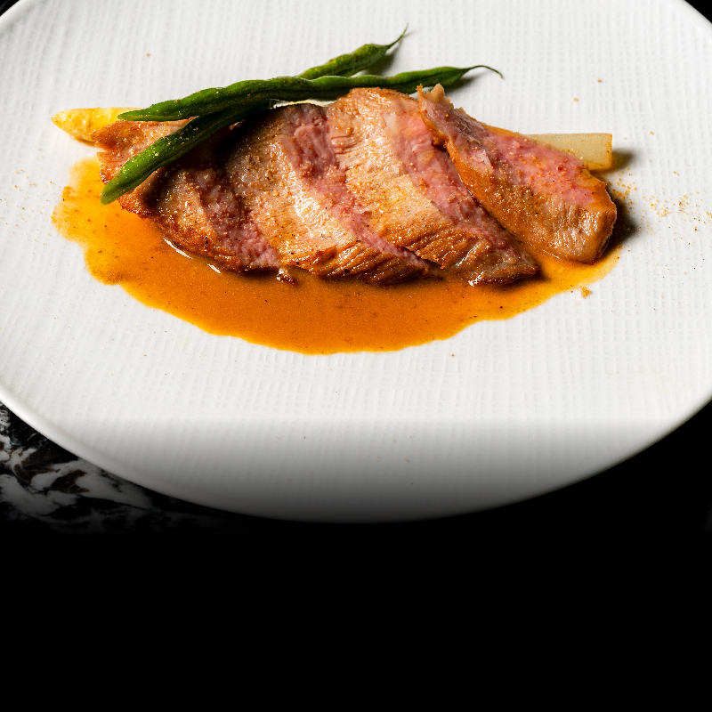 仔牛ロースト　春を感じるソースアルビュフェラ　ホワイトアスパラを添えて