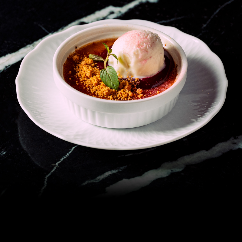 かぼちゃのブリュレ　ラムレーズンアイス添え